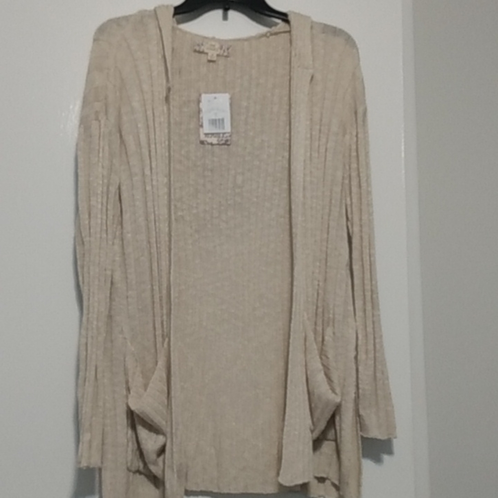 Women's small hooded sweater with pockets